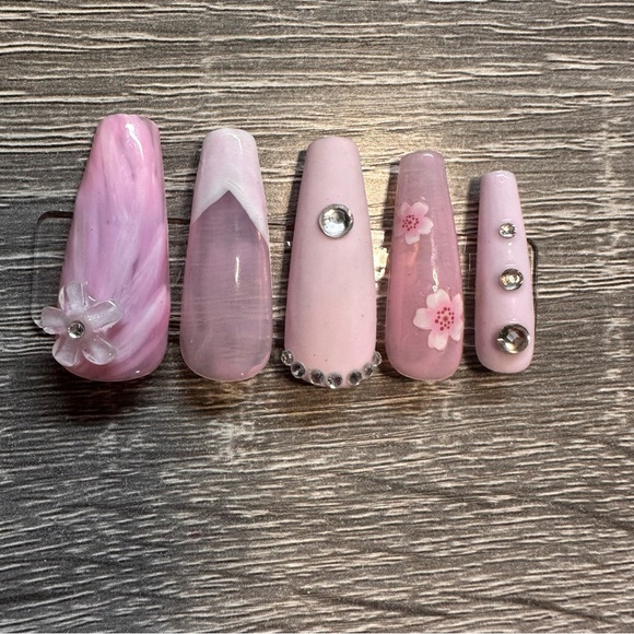 Custom hand painted nails - Picture 8 of 9
